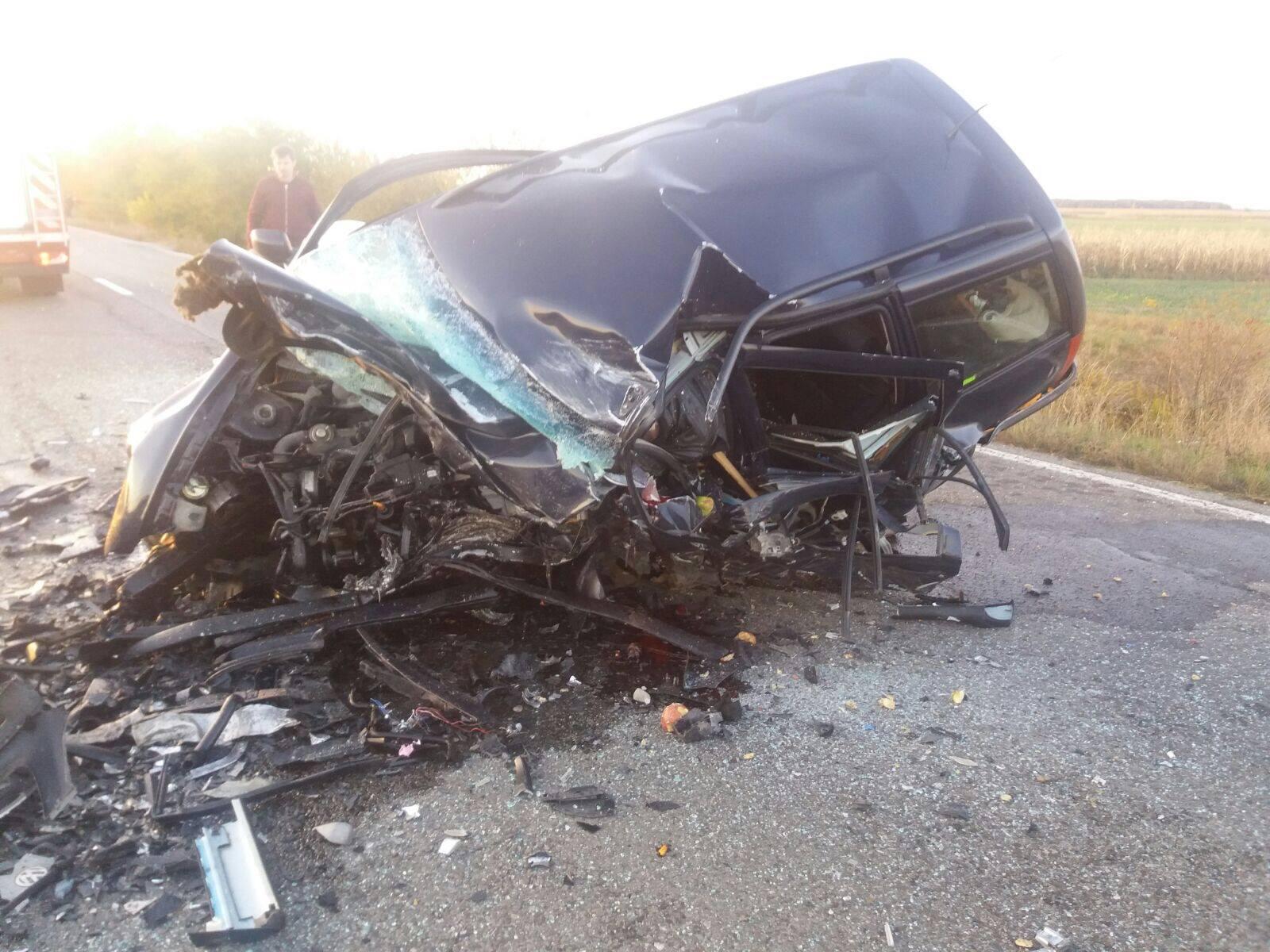 Accident grav &icirc;n care au fost implicate un microbuz și un autotren. Bilanț: un mort și cinci răniți