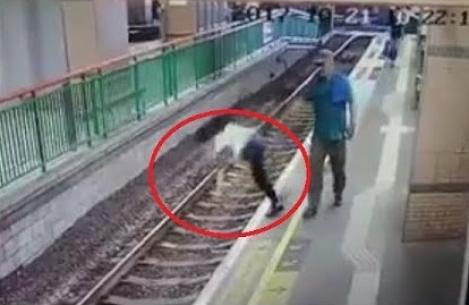 Incident şocant la metroul din Hong Kong! O femeie de 59 de ani a fost împinsă pe şinele de tren (VIDEO)