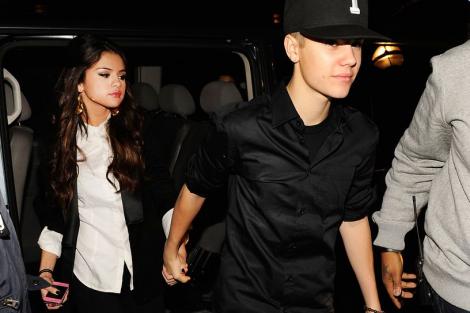 Justin Bieber și Selena Gomez, din nou împreună? Artistul a fost prins de paparazzi acasă la cântăreață