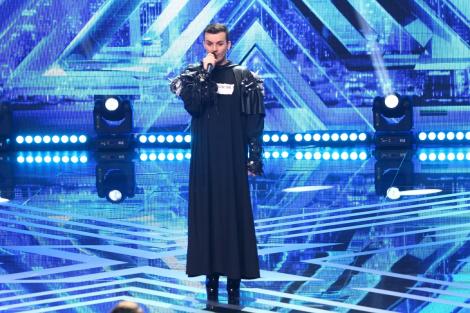 Apariție extravagantă vineri seara, la ”X Factor”. Keki, primul cântăreț român pe tocuri, în fața juraților