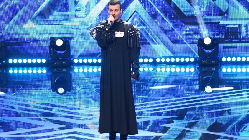 Apariție extravagantă vineri seara, la ”X Factor”. Keki, primul cântăreț român pe tocuri, în fața juraților