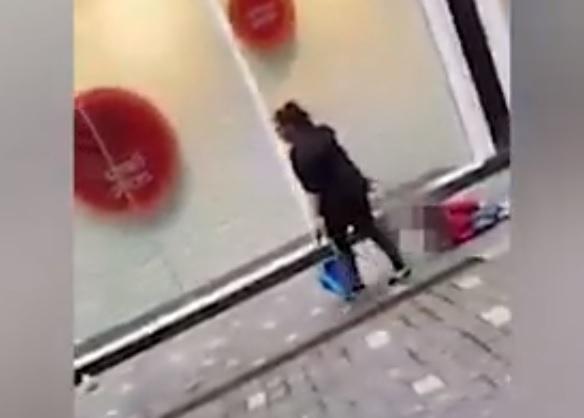 Imagini scandaloase! Un copil a fost t&acirc;r&acirc;t, ca un c&acirc;ine, de propria mamă, pe stradă: "Nimeni nu a ştiut ce să spună sau să facă. Am crezut că glumeşte"