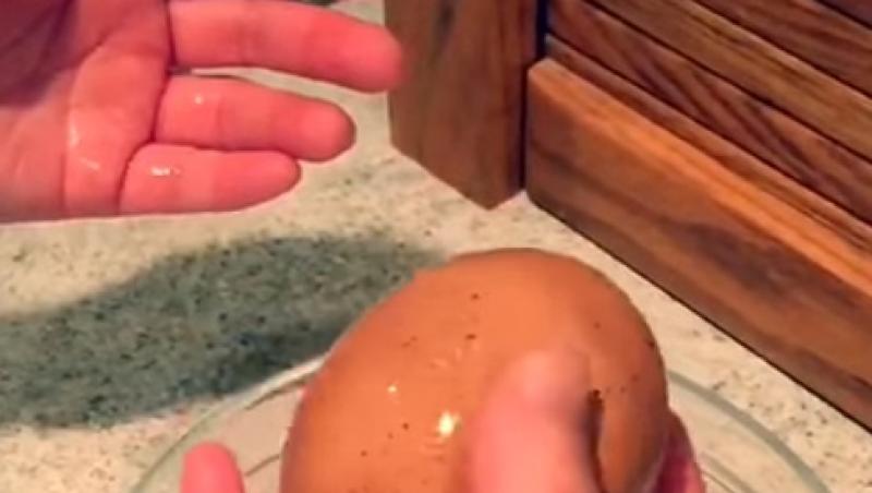 Surpriză uriașă pentru un fermier! A văzut un ou neobișnuit de mare și a vrut să-l gătească! Ce a găsit bărbatul înăuntru