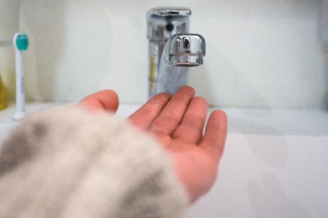 Cele mai comune 5 greșeli pe care le fac românii la duș. Te afli și tu printre ei?