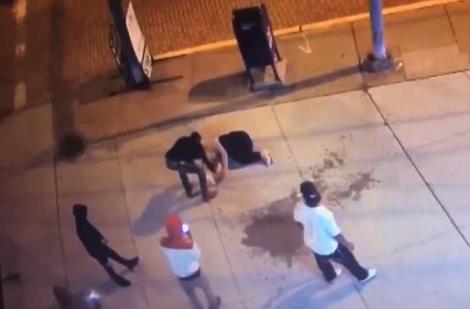 Video ȘOCANT: În loc să îi acorde primul ajutor, au filmat-o după ce un bărbat a bătut-o în stradă. Femeia a rămas inconștientă pe trotuar