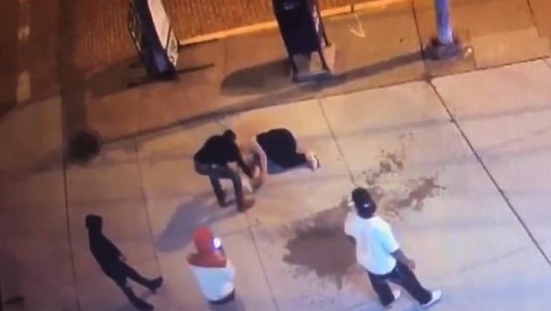 Video ȘOCANT: În loc să îi acorde primul ajutor, au filmat-o după ce un bărbat a bătut-o în stradă. Femeia a rămas inconștientă pe trotuar