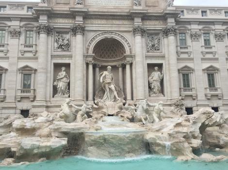 Fontana di Trevi și-a schimbat culoarea, după ce a fost vandalizată. Turiștii nu și-au putut explica schimbarea