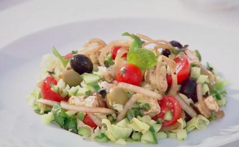 Salată asortată plină de vitamine, culoare și savoare, Sățioasă și gustoasă, nu-ți mai trebuie altceva la masă.