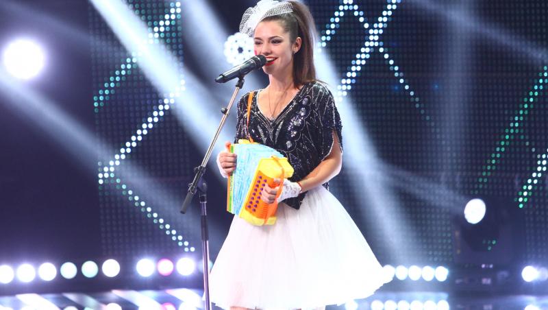 Apariţie plină de culoare! Onceanu Adriana, prima concurentă căreia “i se simte lacrima în voce”: “De la 10 ani îmi doresc să ajung la X Factor”