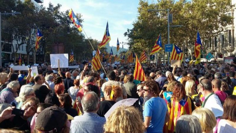Mii de catalani îşi exprimă bucuria în faţa sediului Parlamentului regional!