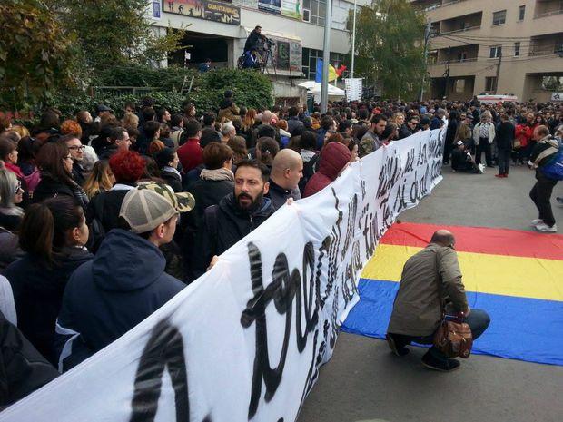 Doi ani de la COLECTIV! C&acirc;teva sute de persoane au plecat &icirc;n marș către Colectiv, printre care și supraviețuitorii incendiului