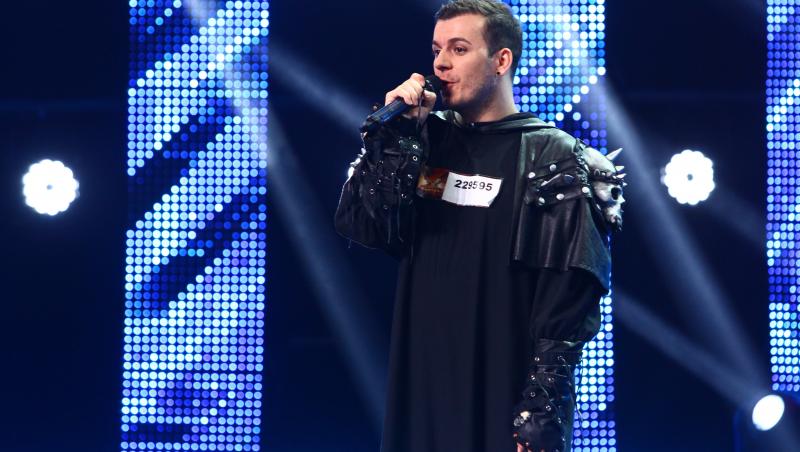 Ce apariţie! Keki, Florin Chechișan, primul cântăreţ pe tocuri din România, a venit la X Factor. Ştefan: “Nu am înţeles legătura dintre vestimentaţie şi piesă”