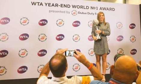 Simona Halep a primit trofeul pentru numărul 1 mondial: "E greu. Mă logodesc cu tenisul"