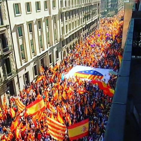 Mii de persoane manifestează la Barcelona pentru unitate şi împotriva declarării independenţei Cataloniei