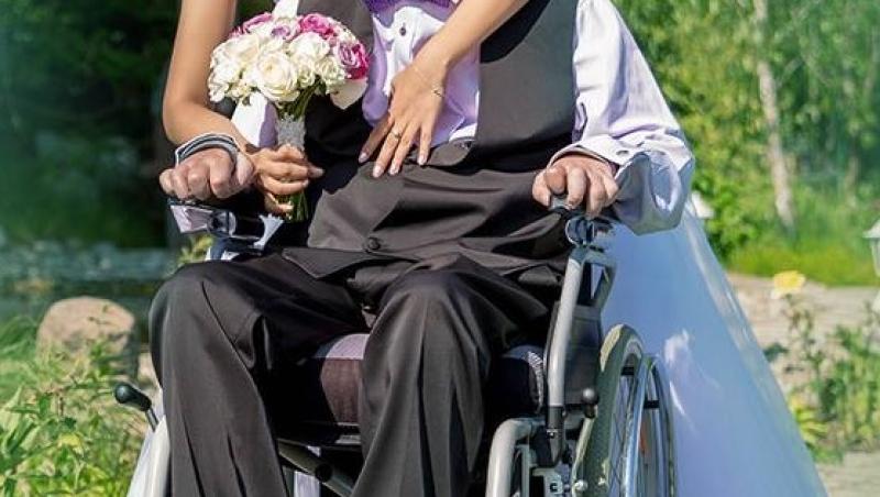 Ridică-te, Răzvane, și umblă! Tânărul din Câmpina, aruncat în scaun cu rotile, a făcut primii pași după 22 de ani