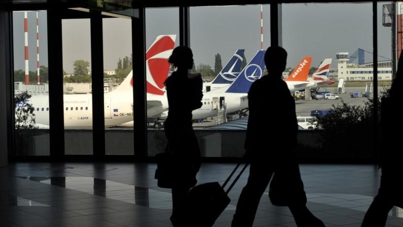 Clipe de panică pe scara unui avion care urma să decoleze din București! Un pasager a murit sub ochii celorlalți pasageri