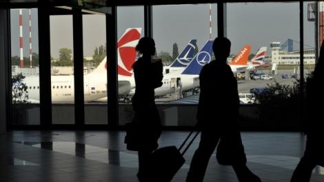 Clipe de panică pe scara unui avion care urma să decoleze din București! Un pasager a murit sub ochii celorlalți pasageri