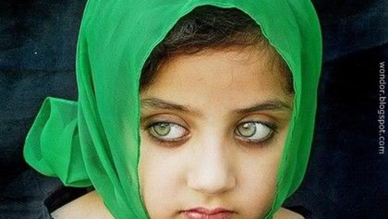 Turcoaz ca ai lui Elizabeth Taylor, verzi ca ai „fetei afgane”! Ei sunt copiii cu cei mai frumoși ochi din lume! Mama Natură a fost mai mult decât generoasă cu ei!