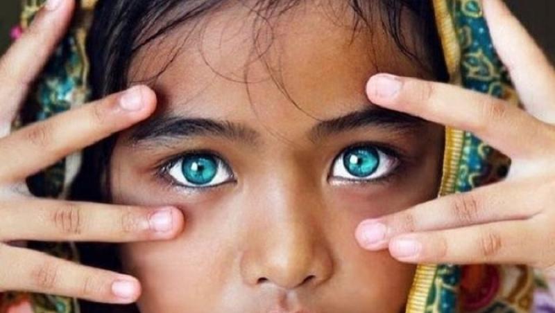 Turcoaz ca ai lui Elizabeth Taylor, verzi ca ai „fetei afgane”! Ei sunt copiii cu cei mai frumoși ochi din lume! Mama Natură a fost mai mult decât generoasă cu ei!