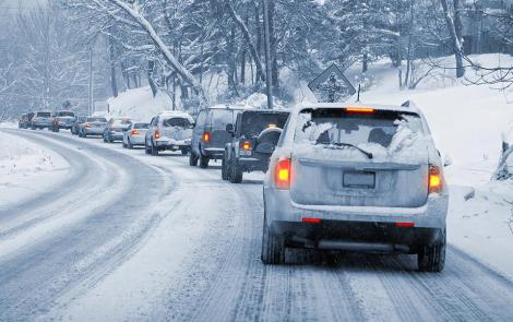Teroarea albă a început! La munte iarna și-a intrat deja în drepturi și șoferii coduc în condiții grele!