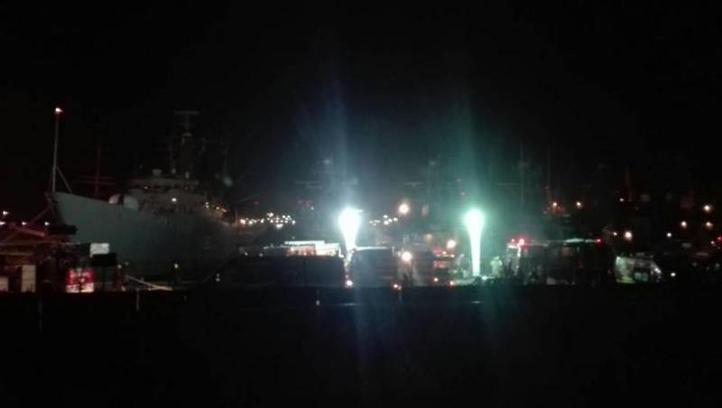 UPDATE. Incendiul izbucnit la o navă militară a fost stins. Militarii au evacuat armamentul şi muniţia de la bord