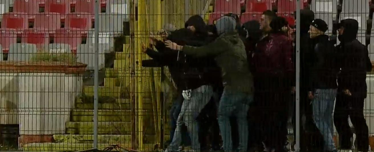 VIDEO: Imaginile anului &icirc;n fotbalul rom&acirc;nesc vin de la meciul Dinamo-Viitorul! De c&acirc;ți suporteri e nevoie pentru a deschide o ușă deschisă!