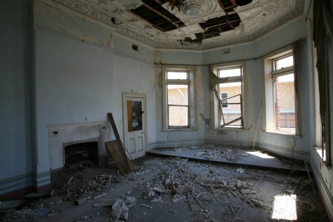 58 de minute şi-o minune! O echipă de muncitori reuşeşte să renoveze un apartament "ca după război" &icirc;n mai puţin de oră