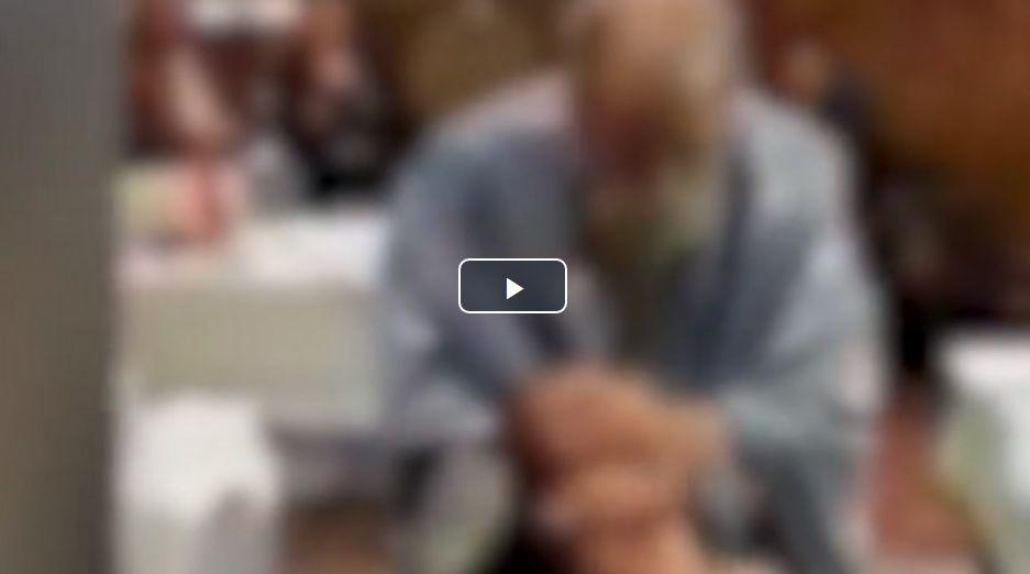 Spectacol cumplit la un botez! Preotul i-a șocat pe credincioșii din Brăila chiar &icirc;n timpul slujbei! Momentul a fost filmat