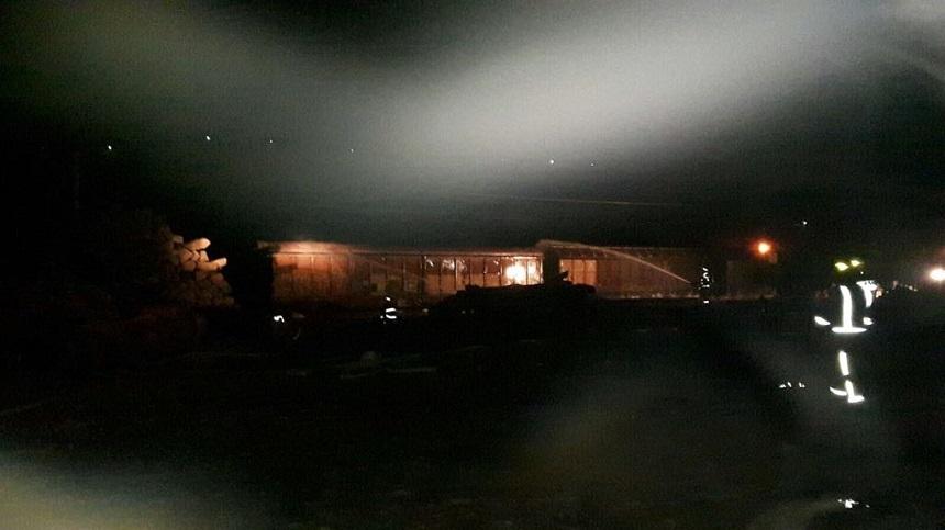 Incendiul de la vagonul &icirc;ncărcat cu azotat aflat &icirc;n gara Breaza a fost localizat. Nu mai există pericol de explozie