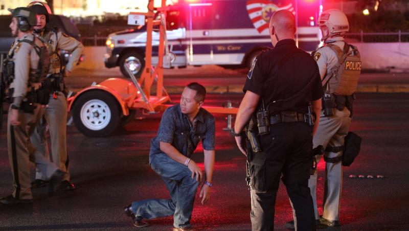 Dovada clară că încă nu suntem pierduţi... Povestea emoţionantă din spatele fotografiei-simbol al atacului din Las Vegas: