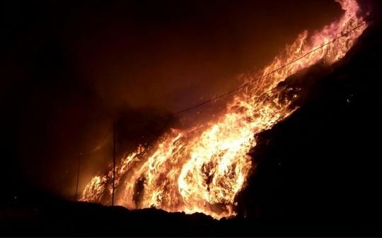 Incendiu uriaș la rampa de gunoi a municipiului Cluj-Napoca de la Pata R&acirc;t. Prefectul de Cluj: &bdquo;Cred că este un incendiu provocat&rdquo;