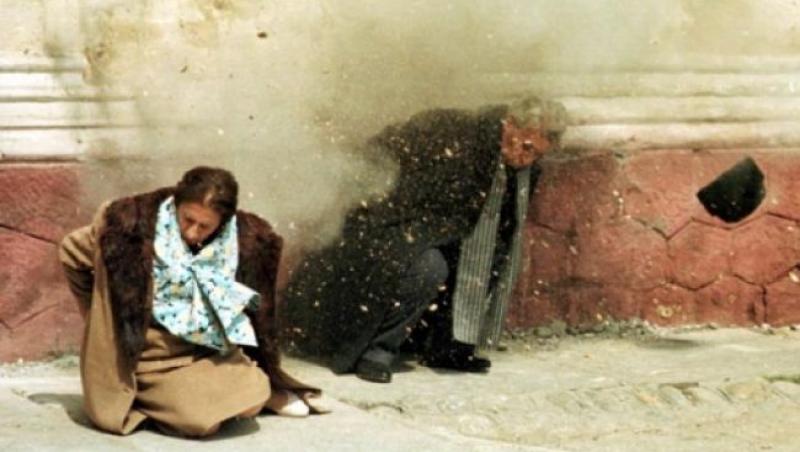După ce s-a prăbușit cu avionul, Ceaușescu a împușcat, cu sânge rece, nouă oameni, cu mitraliera. ”Omul ăla mic mi-a dat un șut în burtă. Am sângerat cinci zile. Atunci l-am blestemat să moară cu mâinile la spate!”
