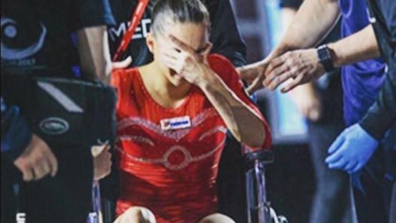 Imaginile durerii cu draga noastră campioană! Larisa Iordache nu va mai participa la CM de Gimnastică. Sportiva a fost scoasă din sală în scaun cu rotile!