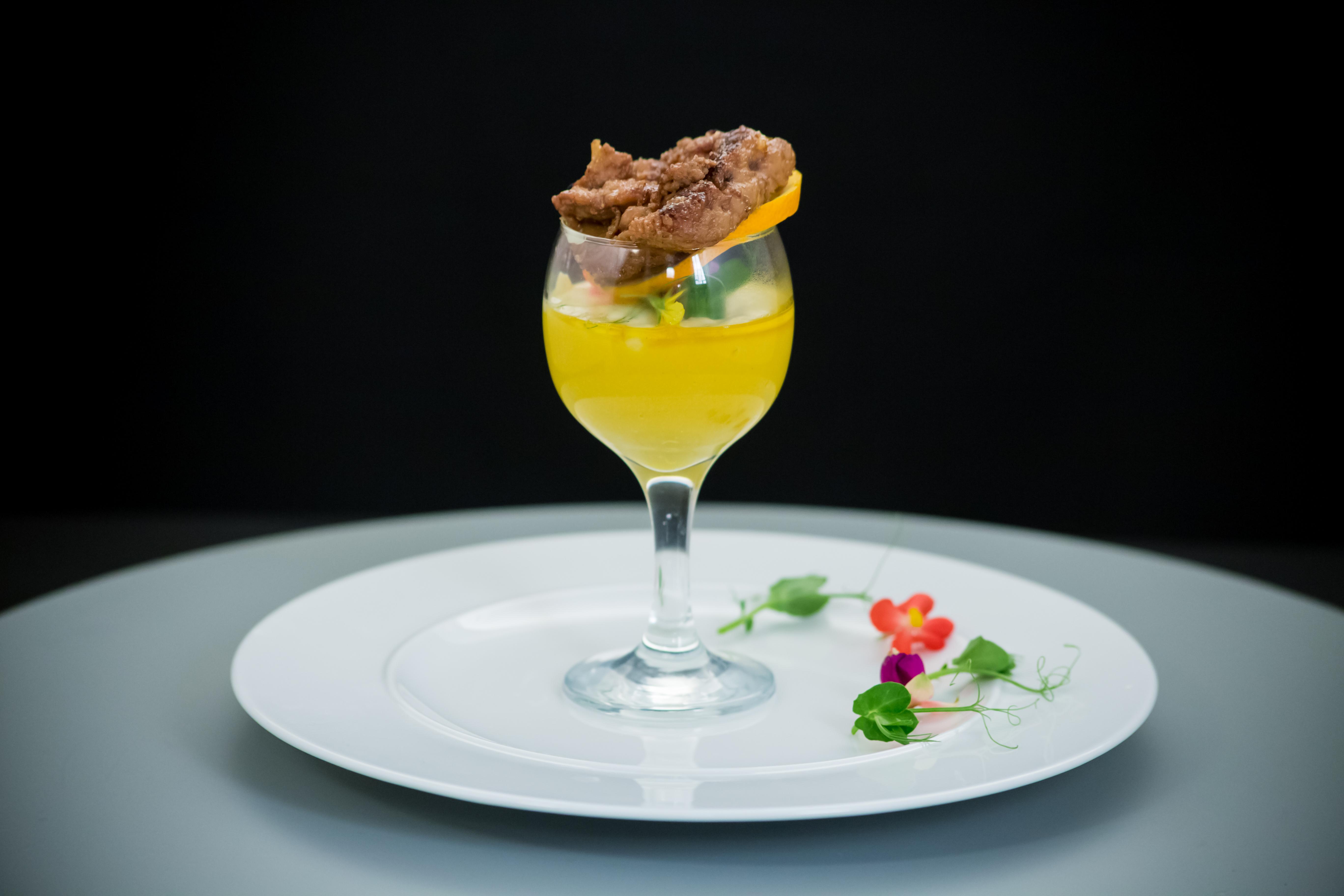 Desert pe bază de foie gras cu piure de mango și cremă de vanilie