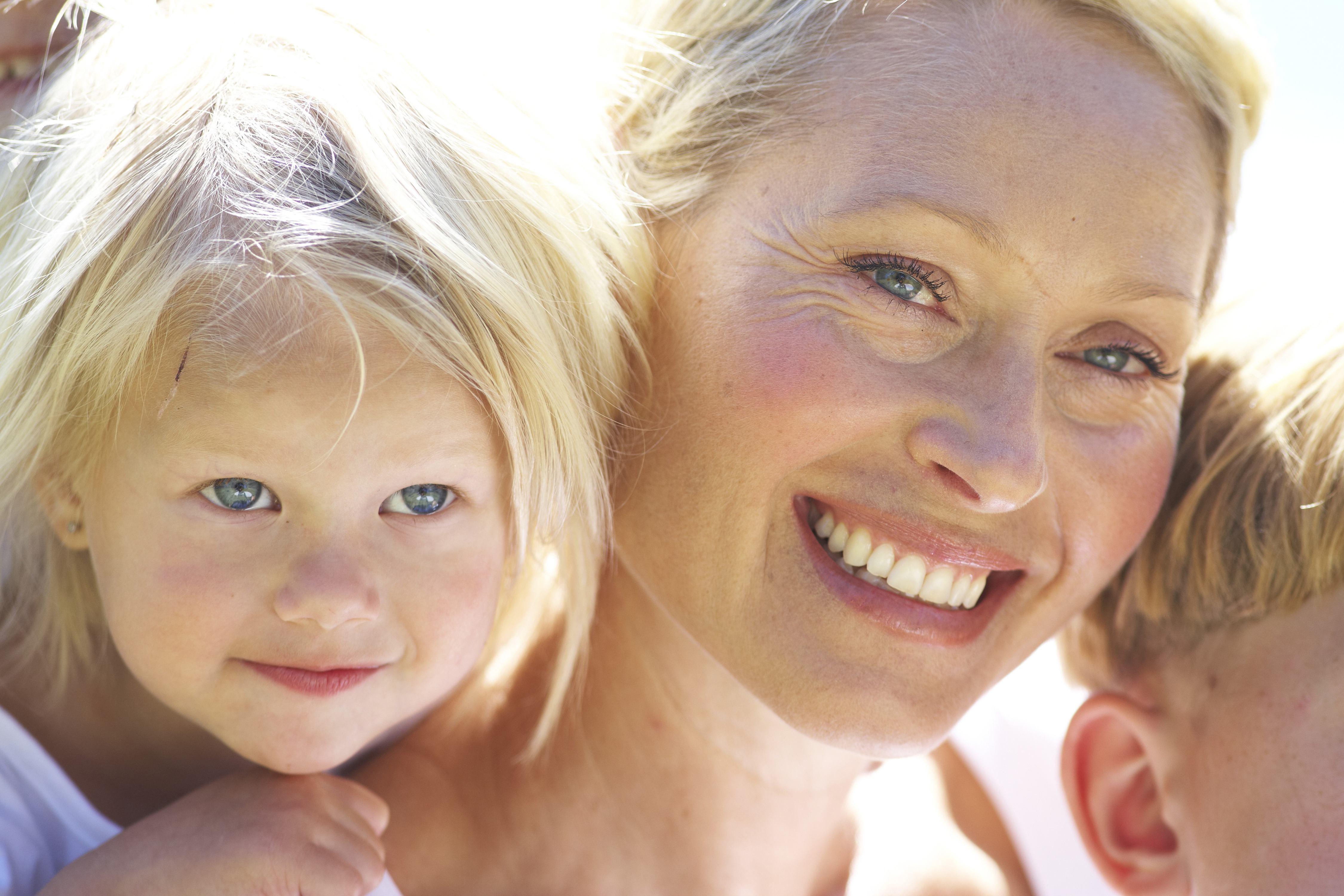 Astăzi este Ziua Mondială a Z&acirc;mbetului. Cum distingi un z&acirc;mbet fals de unul adevărat