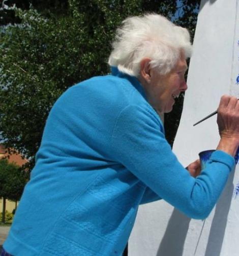 La 90 de ani, bătrânica aceasta pictează sute de minunăţii! Unora le tremură mâinile, dar ea face adevărate comori pentru ochi!