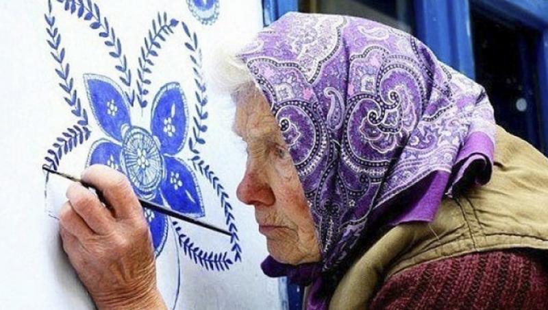 La 90 de ani, bătrânica aceasta pictează sute de minunăţii! Unora le tremură mâinile, dar ea face adevărate comori pentru ochi!