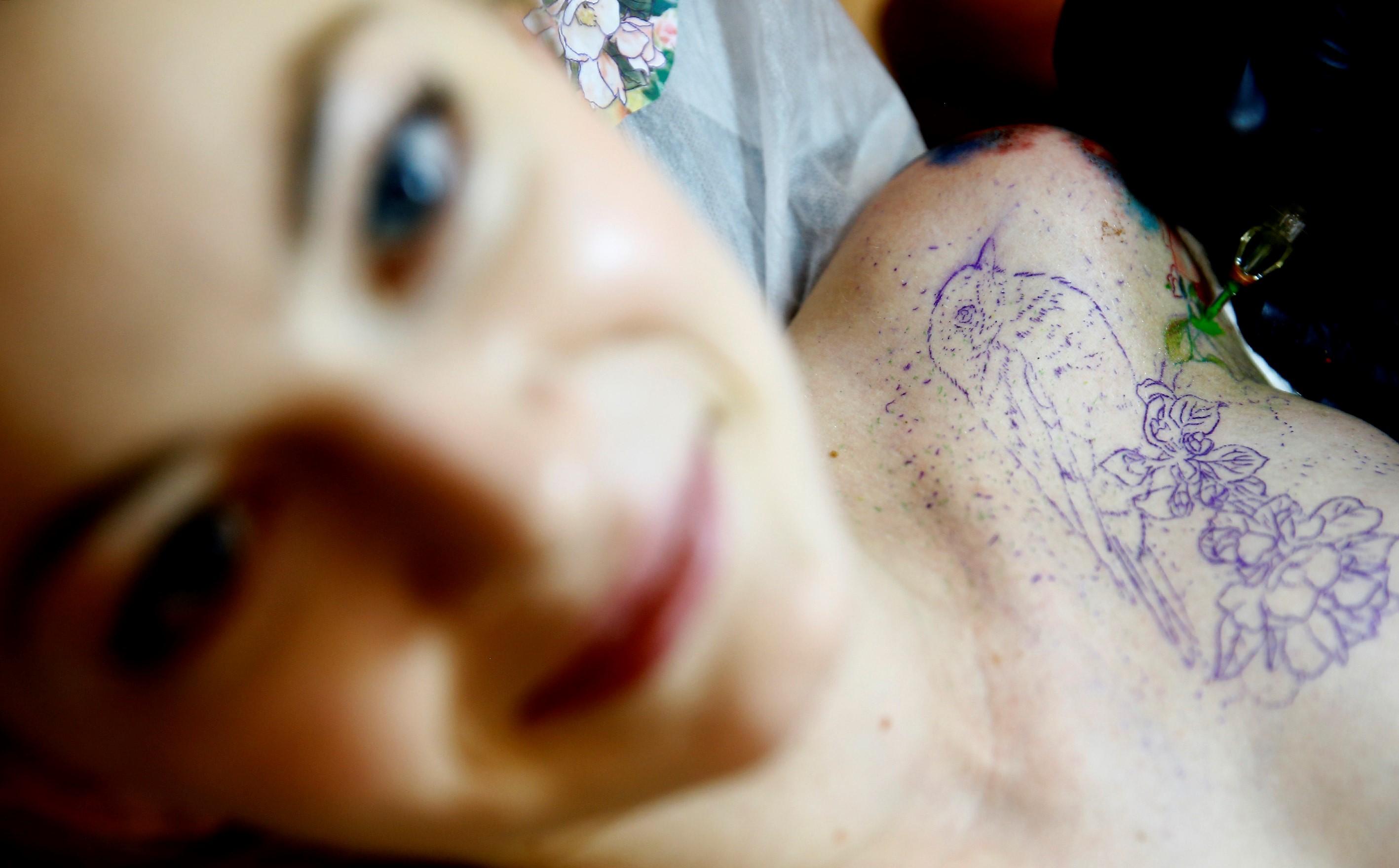 Inconștiență la cote maxime! O tănără a &icirc;ncercat să &icirc;și facă un tatuaj &icirc;n ochi. Ce a pățit apoi este de mila tuturor