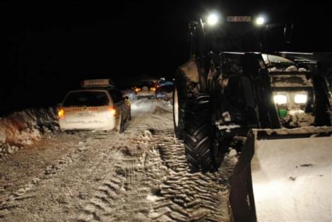 Iarnă în România!! Drumarii intervin în mai multe zone din țară pentru a împrăștia material antiderapant!