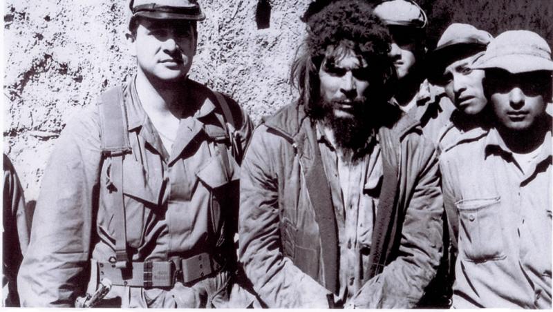 50 de ani de la uciderea unui mit: CHE GUEVARA. ”Comandante, a sosit clipa, îmi pare rău! Și mort, ne privea în ochi. Pe-ai lui nu-i puteam închide!” ”Fidel m-a belit, nu?”