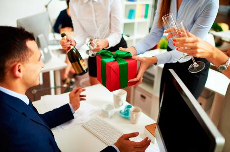 Pregătiri pentru sezonul cadourilor – cum aleg firmele să ofere un semn de mulţumire angajaţilor!