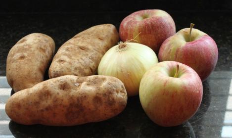 Cel mai tare experiment: ceapa, cartofii și merele au același gust dacă te legi la ochi