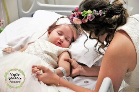 O fetiță de patru ani, bolnavă în fază terminală, și-a îndeplinit ultima dorință, pe patul de spital. Cu ochii închiși, lipsită de viață, micuța a fost "domnișoara cu flori" la nunta părinților săi. Imaginile te cutremură!