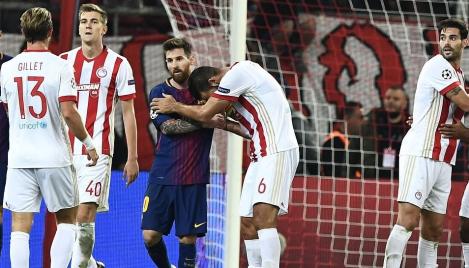 FOTO: Lionel Messi rămâne zeul fotbalului oriunde ar juca! Imagini senzaționale la finalul meciului Olympiakos - Barcelona
