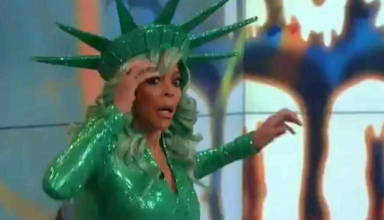 Telespectatorii au &icirc;ncremenit atunci c&acirc;nd au văzut-o pe prezentatoare leșin&acirc;nd &icirc;n direct! Totul a pornit de la...costumele de Halloween!