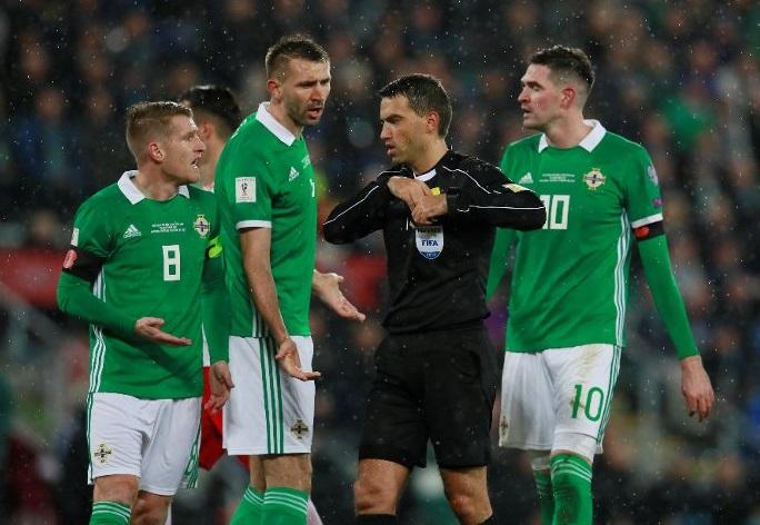 VIDEO: SCANDAL MONSTRU iscat de Hațegan la barajul pentru CM Irlanda de Nord - Elveția. Rom&acirc;nul, acuzat dur de gazde după un penalty acordat oaspeților.