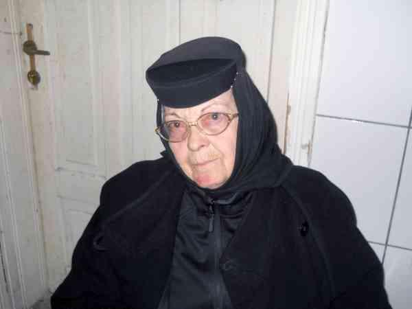 O măicuță de 79 de ani, bătută crunt de către un fost polițist. Slujitoarea Domnului a fost agresată după ce a făcut o faptă bună: &rdquo;Era diavolul, doar că şi-a pus coarnele &icirc;n buzunar!&rdquo;