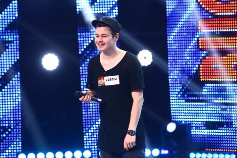 "X Factor este un concurs, unde vii, cânţi şi pleci celebru". Răzvan Șurche și-a adus gândurile pe scenă: "Eram gata să îmi vând sufletul pentru un strop de valută"