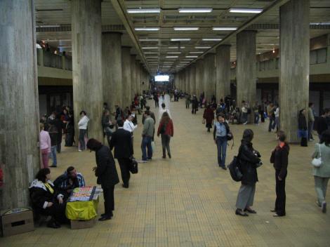 UPDATE! Tentativă de sinucidere la Piața Unirii din Capitală. Circulația metrourilor se desfășoară îngreunat