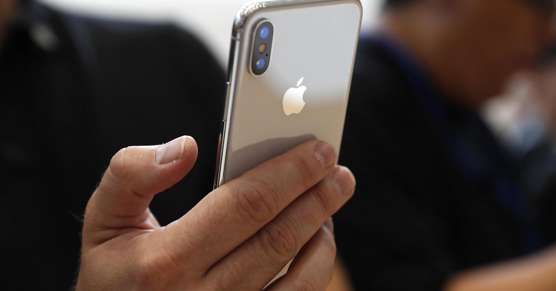 Ești posesorul noului iPhone X? Iarna asta s-ar putea să nu-l poți folos. Frigul, dușmanul celui mai așteptat smartphone: "Nu mai funcţionează când ies din casă"